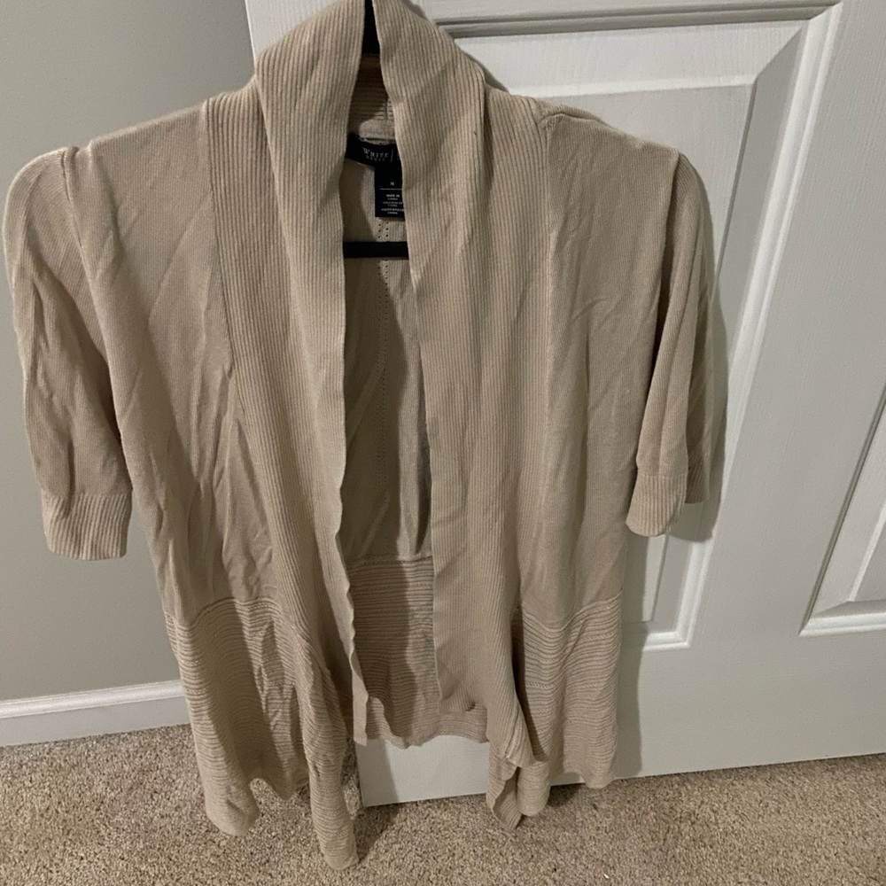 WhiteHouse Black Market sweater. Pretty tan short sleeve sweater. Size Medium
